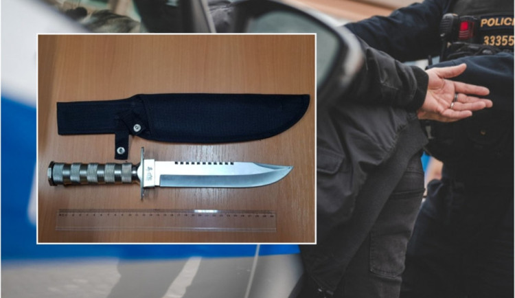 Opilý muž vytáhl v kempu nůž a napadal ostatní hosty, pak zaútočil i na policistu