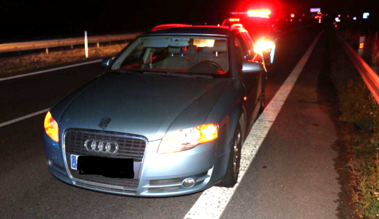Zběsilý úprk přes hranice. Audi ujíždělo rychlostí přes 200 km/h, řidič vybržďoval policisty