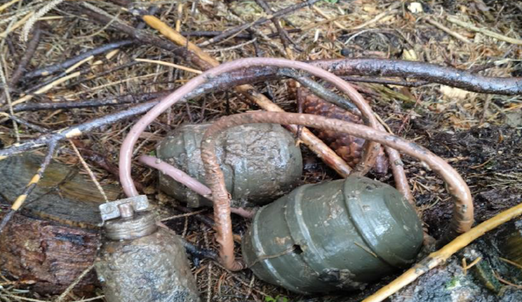 Během výkopových prací našli dělníci ruční granáty. Na místo musel pyrotechnik
