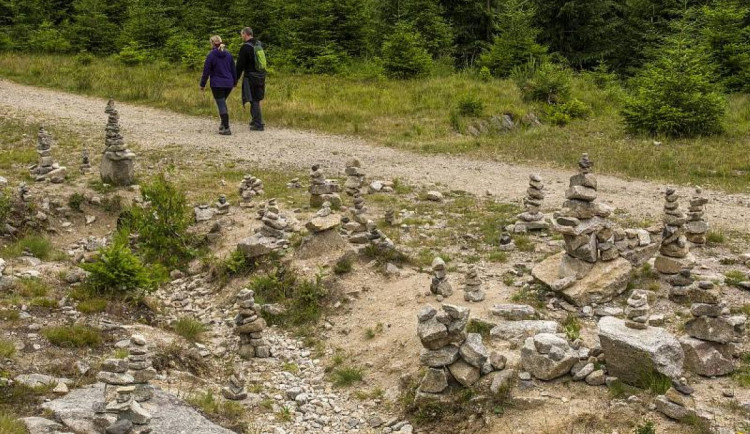 Turisté si v Krkonoších nedají říct, stavěním pyramid dál ohrožují přírodní rovnováhu