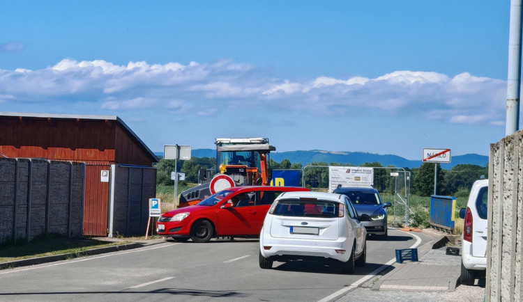 Cesta kolem populárního koupaliště dostala první vrstvu asfaltu. Může uzavírka u Nákla skončit dřív?