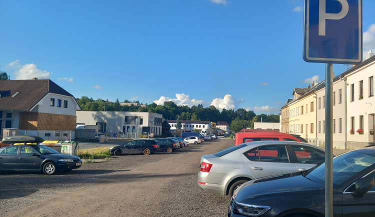 Parkování v Jihlavě XII: Na Mlýnské je místa dost, jen je trochu dále od centra