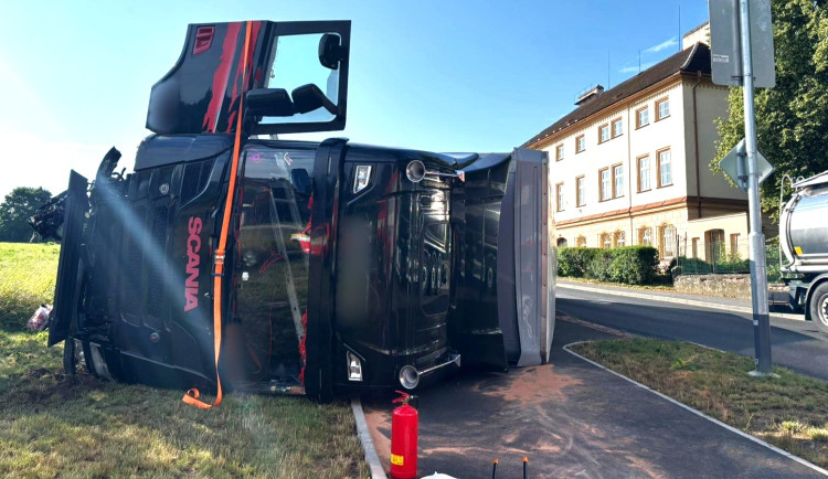 Kamion vyletěl ze silnice a zůstal ležet na chodníku převrácený na boku