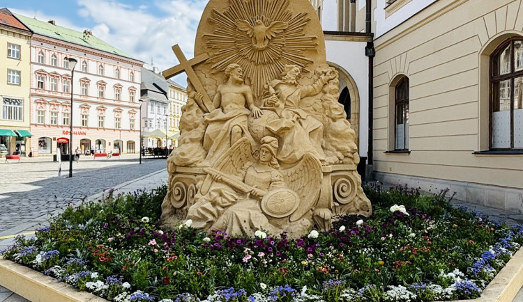 Nejsvětější Trojice v záplavě květin. Výsadba kolem pískové sochy v centru Olomouce sklízí chválu