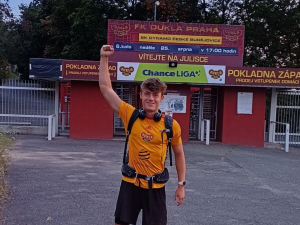 Fanoušek Dukly jde pěšky z Hradce do Karviné. Oslavuje tím postup do první ligy