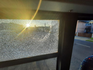 Dvojice ničila skla aut a rodinných domů. Hrozí jim až dva roky vězení