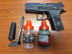 Dvojice ničila skla aut a rodinných domů. Hrozí jim až dva roky vězení