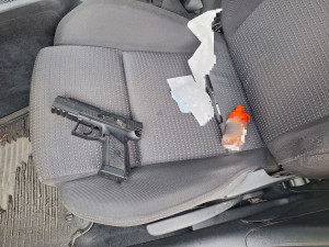 Dvojice ničila skla aut a rodinných domů. Hrozí jim až dva roky vězení