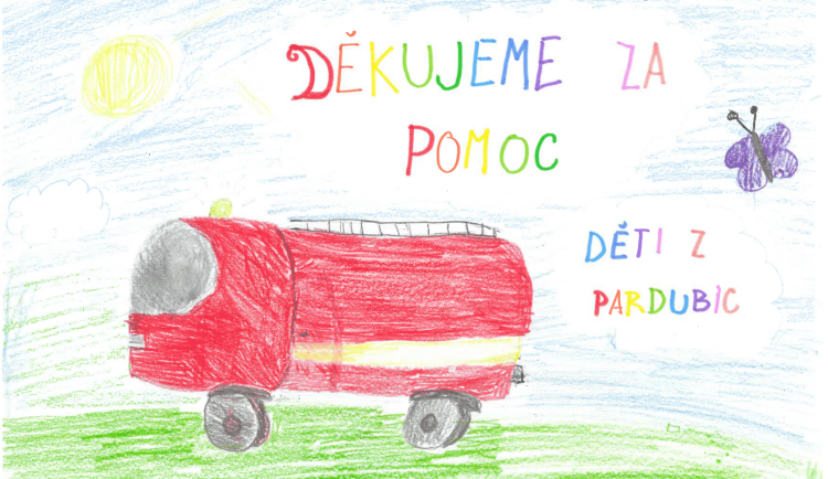 Pomáhali dětem při nehodě autobusu. Teď od nich dostali obrázky i dojemné poděkování