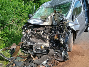 Na jedoucí auto na Bruntálsku spadl obráběcí stroj. Pro zraněné letěl vrtulník
