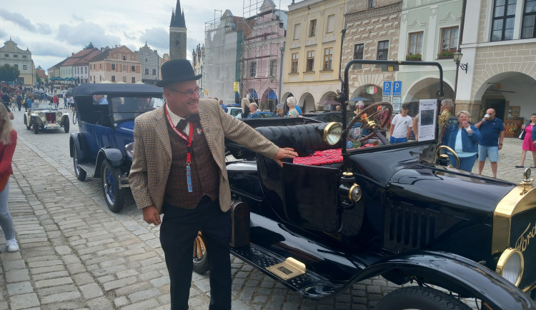 VIDEO: Ford model T postavil Ameriku na kola a mně dělá radost, říká Leoš Novotný