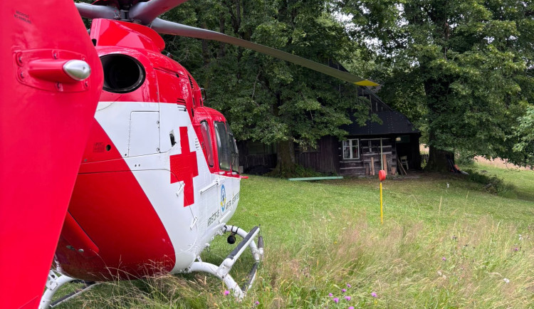Senior pobýval na chatě a spadl ze střechy. Letěl pro něj vrtulník 