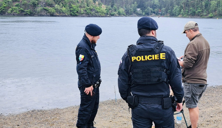 Další policejní razie mezi rybáři. Kontrolou prošlo celkem 170 osob