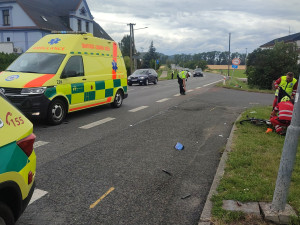 Na Bruntálsku se srazil řidič motorky s cyklistou. Oba se vážně zranili