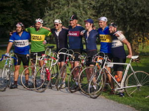 Cyklisté závodili na historických závodních kolech, déšť si pochvalovali