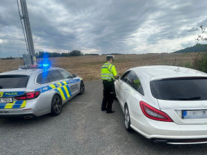 Policisté v kraji si v pátek posvítili na řidiče, 125 z nich jelo příliš rychle