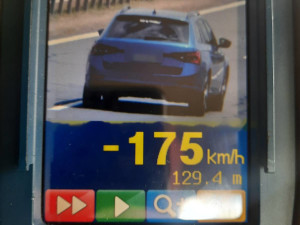 Policisté v kraji si v pátek posvítili na řidiče, 125 z nich jelo příliš rychle