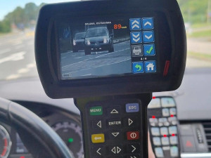 Policisté v kraji si v pátek posvítili na řidiče, 125 z nich jelo příliš rychle