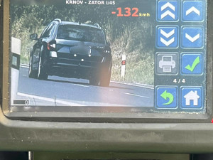 Policisté v kraji si v pátek posvítili na řidiče, 125 z nich jelo příliš rychle