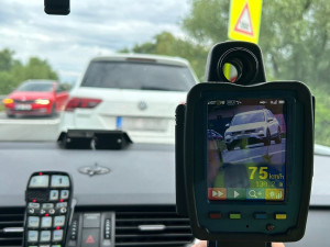 Policisté v kraji si v pátek posvítili na řidiče, 125 z nich jelo příliš rychle