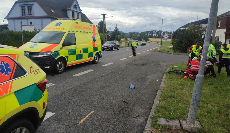Na Bruntálsku se srazil řidič motorky s cyklistou. Oba se vážně zranili. Foto: Se svolením ZZS MSK