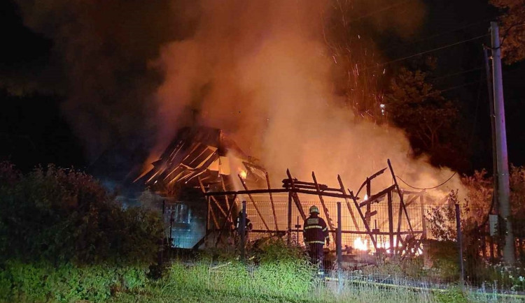 Roubenka byla v plamenech, oheň likvidovalo osm jednotek hasičů. Foto: Se svolením HZS Moravskoslezského kraje