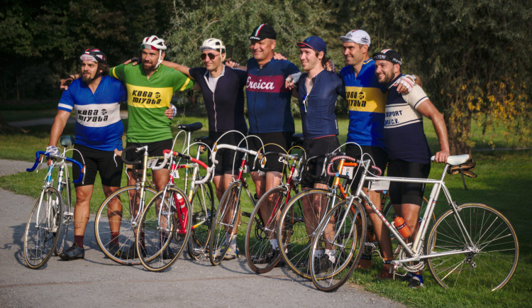 Cyklisté závodili na historických závodních kolech, déšť si pochvalovali. Foto: Se svolením Elegant Silesia