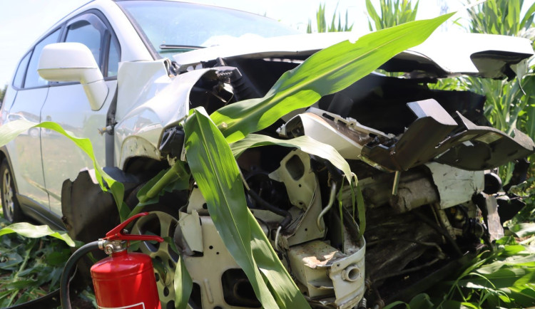 Tři zranění u Chomoutova. Seniorka přehlédla při odbočování auto, silnice byla uzavřená