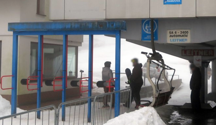 Nesklopený rám a pád chlapce z devíti metrů. Inspekce vyšetřila vážný incident z lyžáku v Jeseníkách