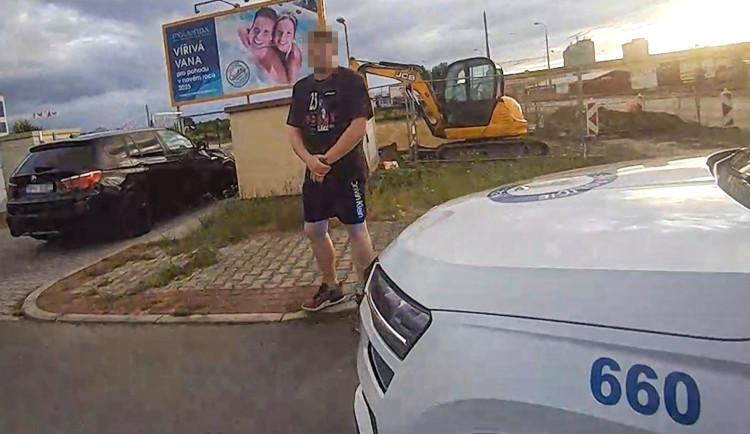 Řidič BMW nerespektoval dvě značky, vzápětí se provalily další jeho průšvihy