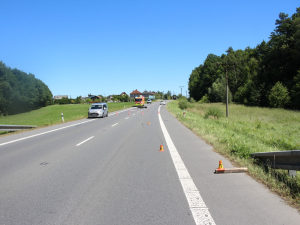 Motorkář najel na dřevěný hranol, spadl a těžce se zranil. Policie hledá svědky