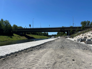 FOTO: Levý břeh Ostravice v Ostravě bude po obnově relaxační zónou