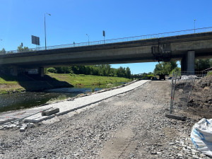 FOTO: Levý břeh Ostravice v Ostravě bude po obnově relaxační zónou