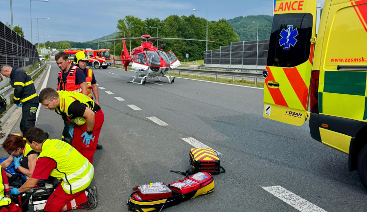 Na dálnici havaroval pětadvacetiletý motorkář. Přistával kvůli němu vrtulník. Foto: Se svolením ZZS MSK