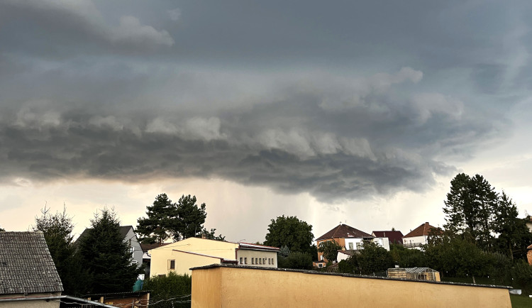 Bouřky, liják a silný vítr hrozí odpoledne na jihozápadě Čech. Vzniknout mohou i supercely