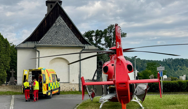 Muž na Opavsku spadl z pěti metrů na beton, letěl pro něj vrtulník. Foto: Se svolením ZZS MSK