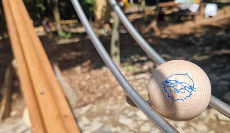 Lanovkou za kuličkodráhami. Hrubá Voda nově láká na trendy atrakci i poznávání přírody