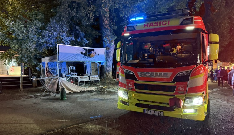 Na festivalu Colours of Ostrava hořel stánek, dva pracovníci se zranili. Foto: Se svolením HZS MSK