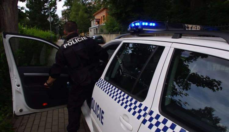 Sanitky byly pryč, diabetikovi ležícímu na zastávce pomohli strážníci. Foto: Se svolením MP Liberec