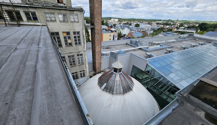 Ikonické kopuli bývalého obchodního domu v centru Opavy se vrací původní ráz. Foto: Se svolením města Opava