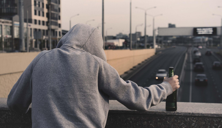 Muž z Brna slavil tak divoce, že skončil s rozbitou hlavou ve žlabu u kolejí