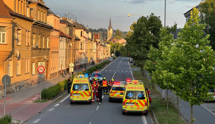 V Krnově se srazilo porsche a cyklistka. Následně tam do auta naboural motorkář. Foto: Se svolením ZZS MSK