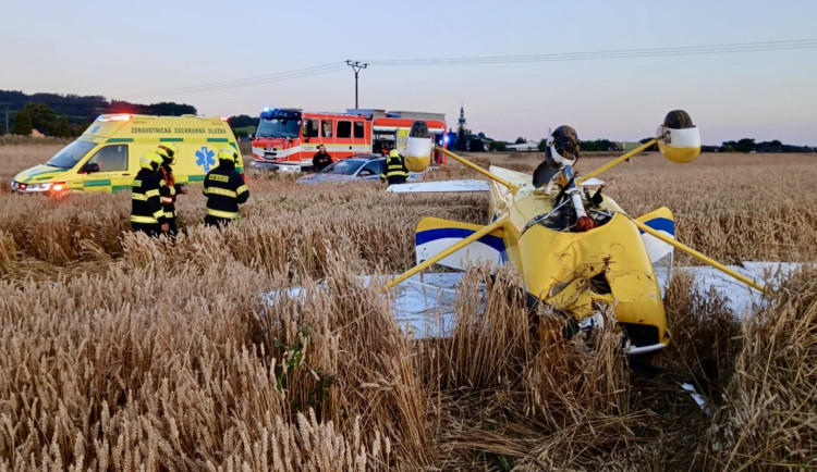 U Nového Malína spadlo malé letadlo. Piloti vyvázli pouze s oděrkami