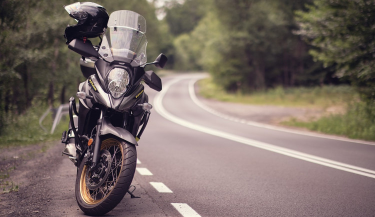 Nepoučitelný zloděj motorek skončil za mřížemi. Osudnou mu byla honička v Praze