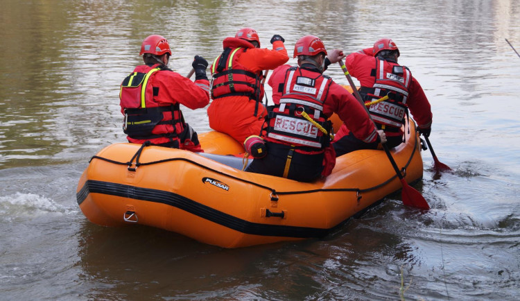 Chebští hasiči zachraňovali tonoucího. Šlo o výcvik