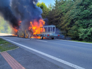 Požár autobusu v Ropici způsobil škodu milion korun, cestující včas unikli