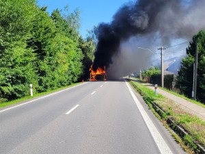 Požár autobusu v Ropici způsobil škodu milion korun, cestující včas unikli