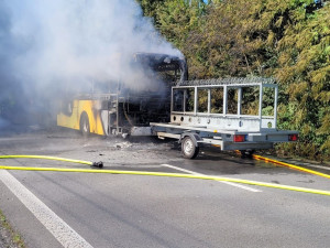 Požár autobusu v Ropici způsobil škodu milion korun, cestující včas unikli