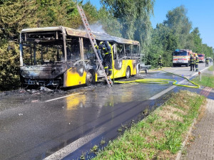 Požár autobusu v Ropici způsobil škodu milion korun, cestující včas unikli