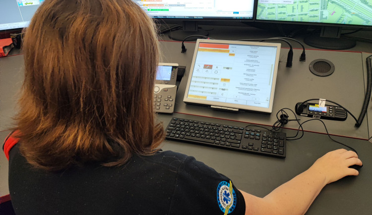 Motorkář se v Ostravě střetl s autem. Lékaři ho museli uvést do umělého spánku